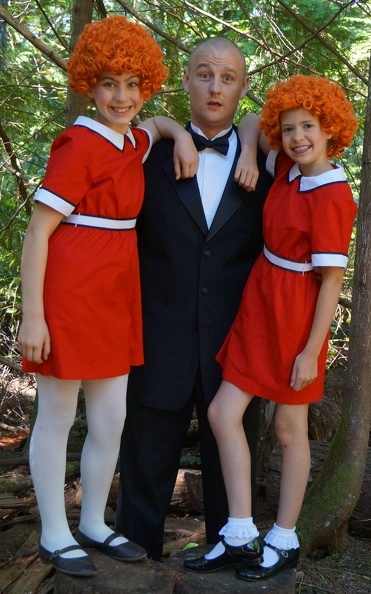 Warbucks_with_two_Annies_DSC02725.jpg